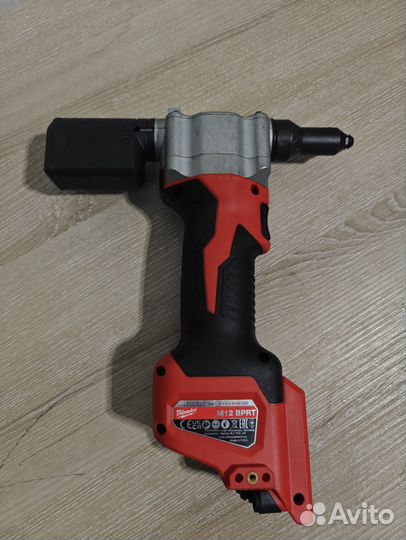 Заклепочник milwaukee M12