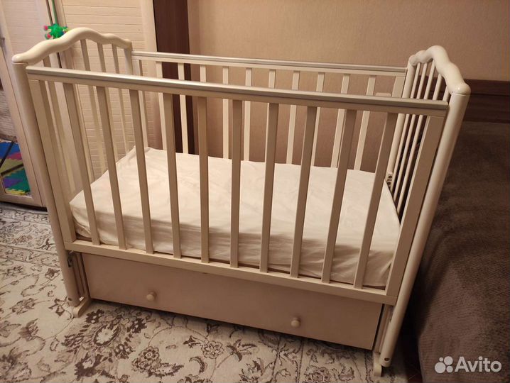 Детская кроватка с маятником