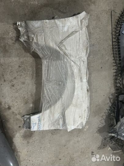 Крыло переднее crown 140