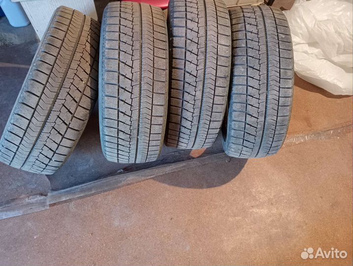 Bridgestone Blizzak VRX 215/45 R17 93