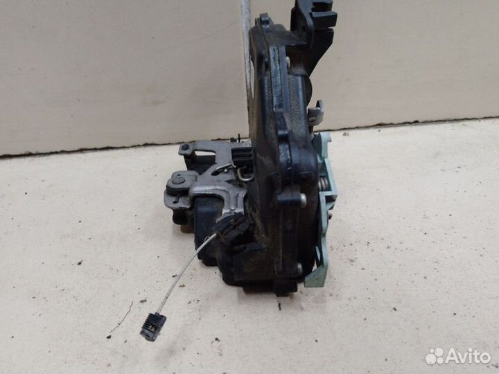 Замок двери передней левой