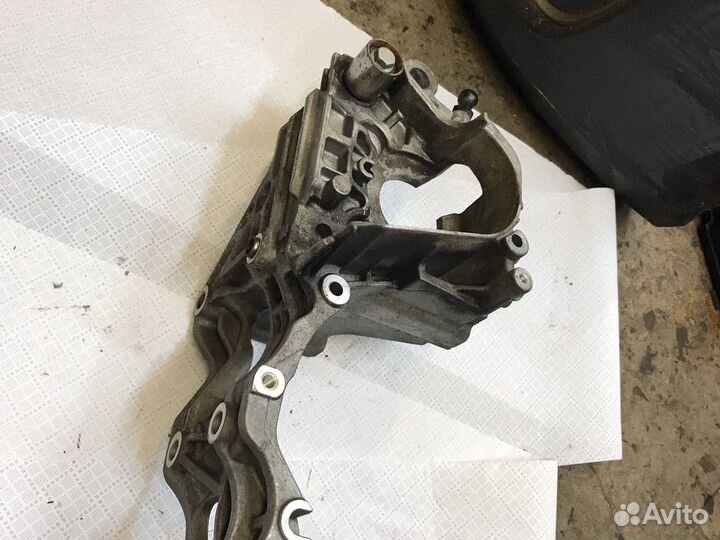 Кронштейн генератора VAG 04L903143B