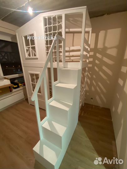 Детская двухъярусная кровать домик