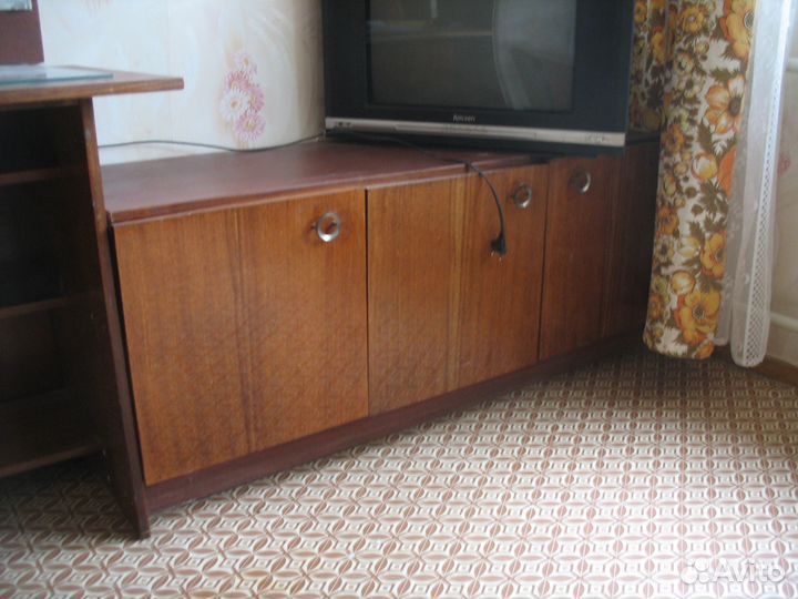 Тумба длинная под технику, цветы, для хранения