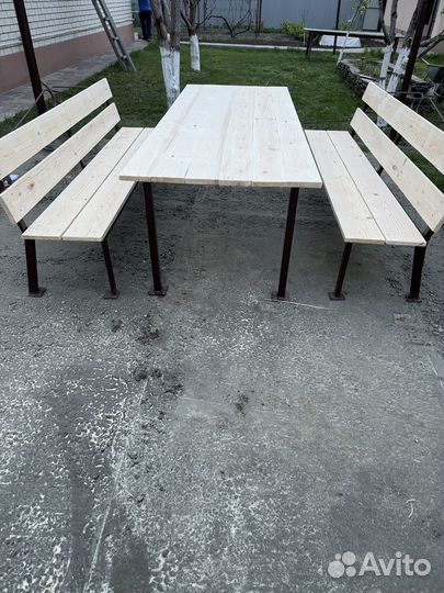 Стол и две лавочки