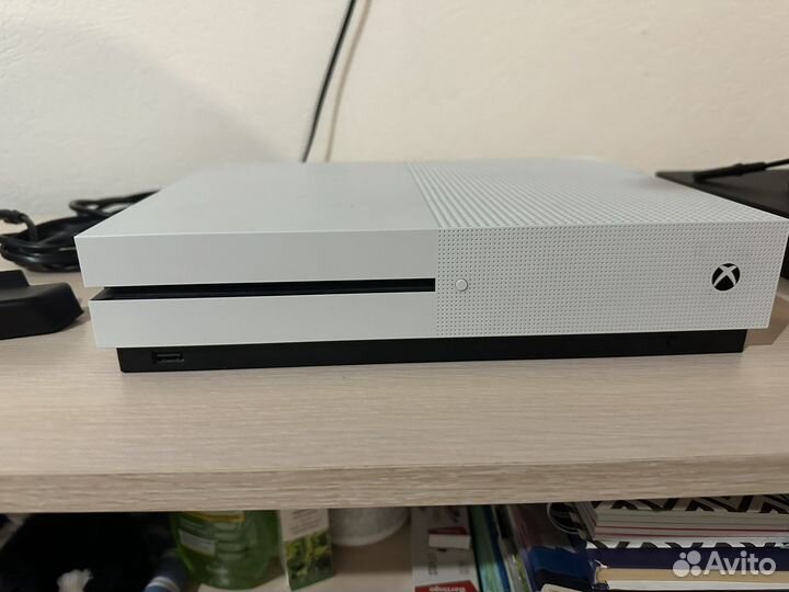 Xbox One s 500 gb+ 3 игры на дисках
