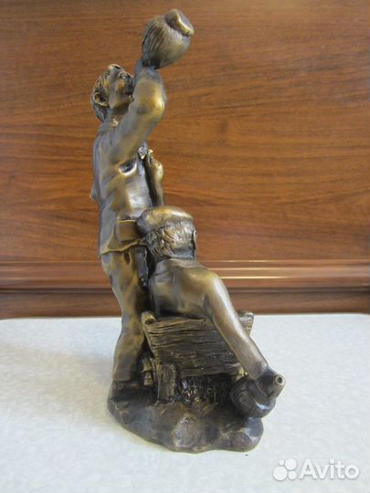 Статуэтка трое пьяных бездомных