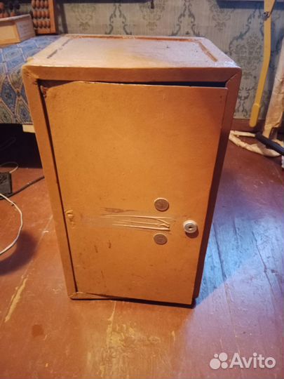 Сейф металлический