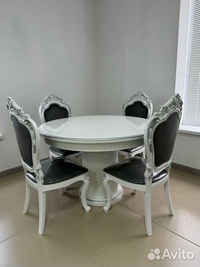 Стол и стулья в гостиную. В наличии