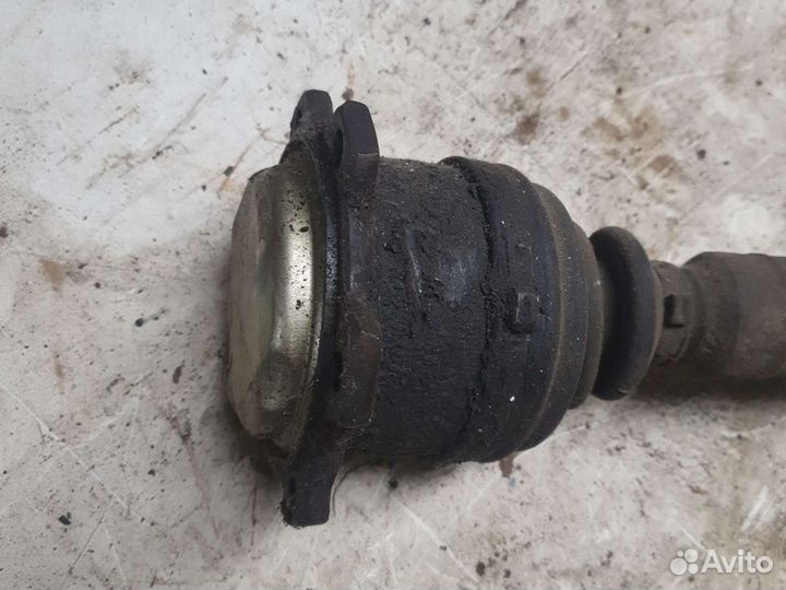 Привод левый Volkswagen Passat B5