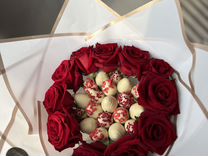 Букет клубника в шоколаде и цветы