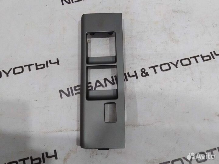 Корпус кнопки стеклоподъёмника Nissan Navara D40