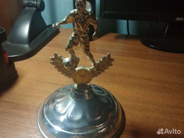 Фигурка металлическая футболист с мячом металл