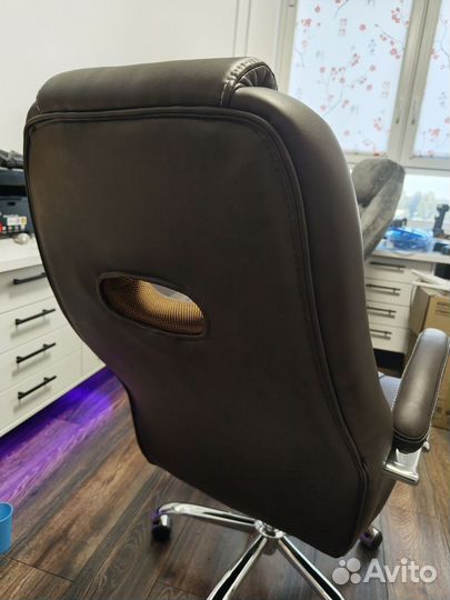 Компьютерное кресло руководителя