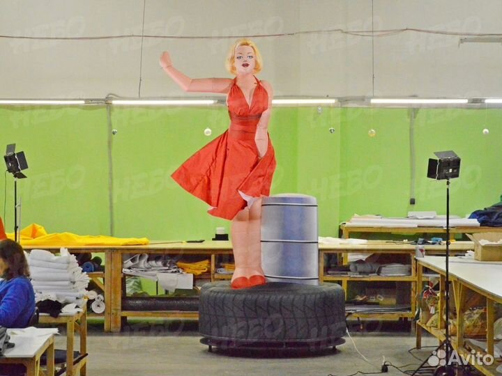 Зазывала — Надувная Мэрилин Монро с машущей рукой