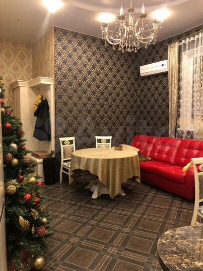 Доля в 2-к. квартире, 65 м², 2/3 эт.