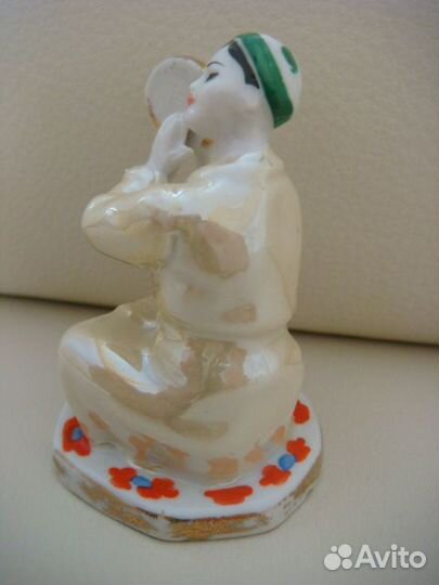 Фарфоровая статуэтка 
