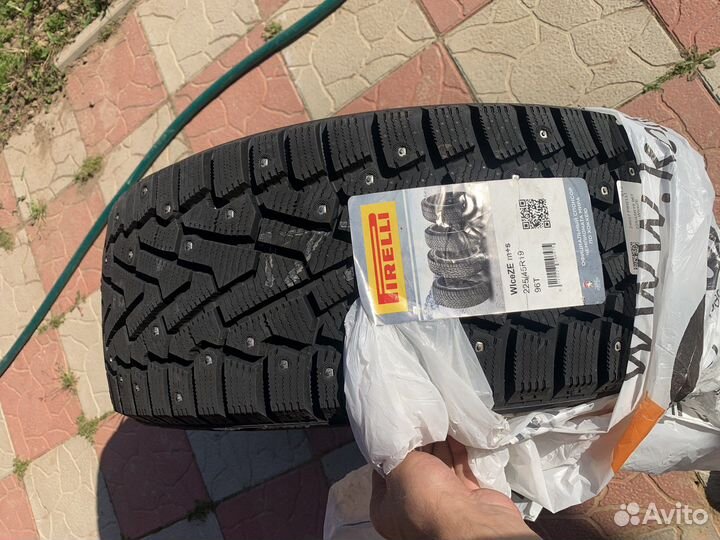 Pirelli Winter Ice Zero 225/45 R19
