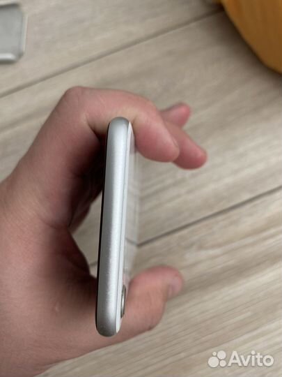 iPhone SE, 128 ГБ