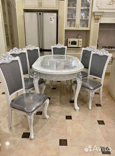 Обеденный стол и стулья