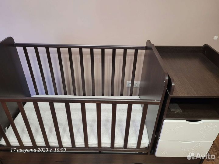 Детская кроватка с поперечным маятником