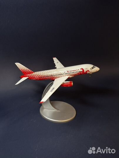 Модель самолета Суперджет SSJ-100 1:144