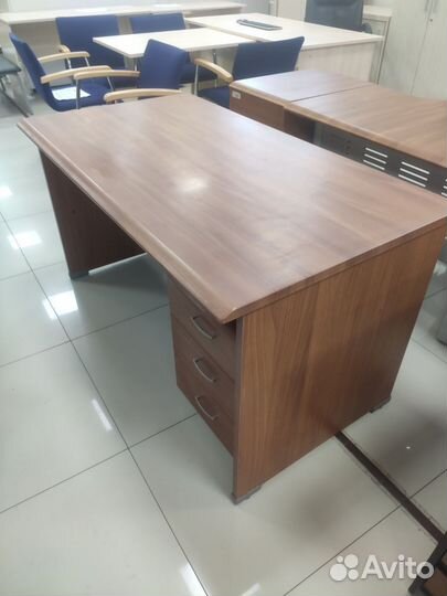 Письменный стол с выкатной тумбой