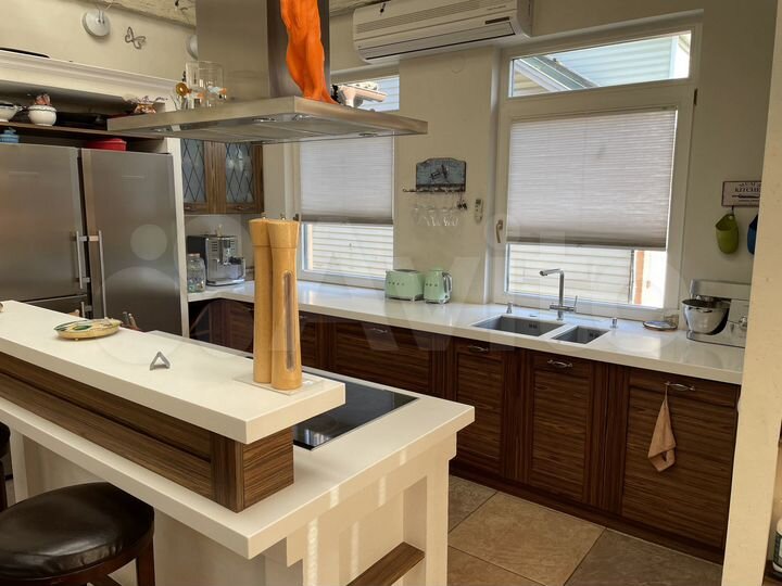 Дом 320 м² на участке 6 сот.