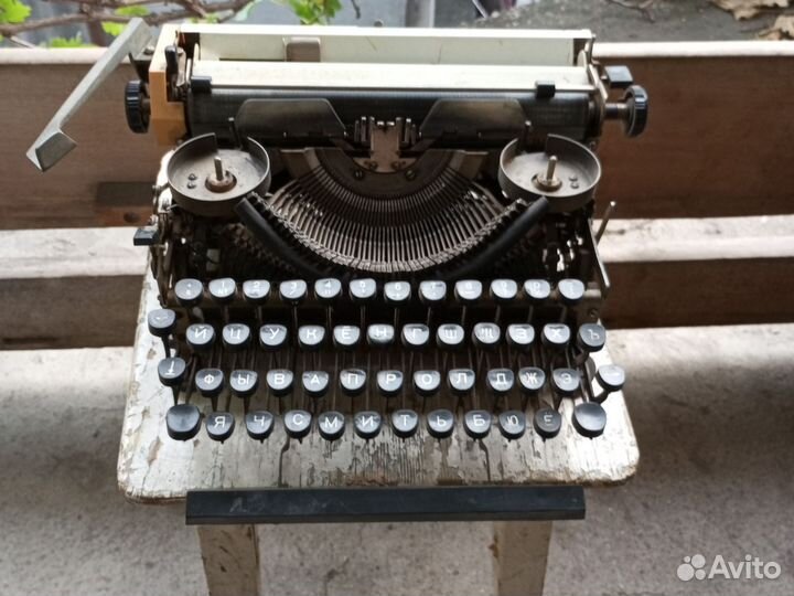 Печатная пишущая машинка ретро