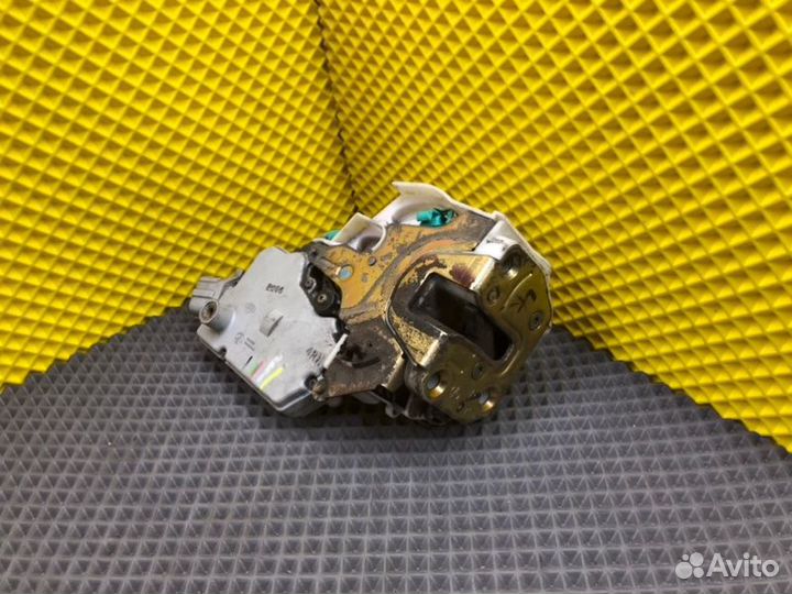 Замок двери передний правый Nissan Primera P11