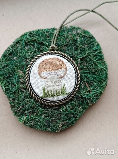 Кулон ручной работы с вышивкой