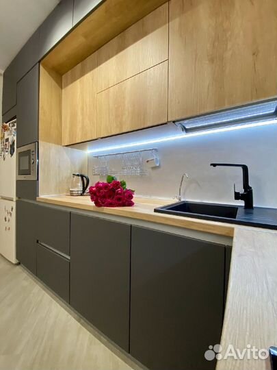 Угловая кухня под потолок на заказ