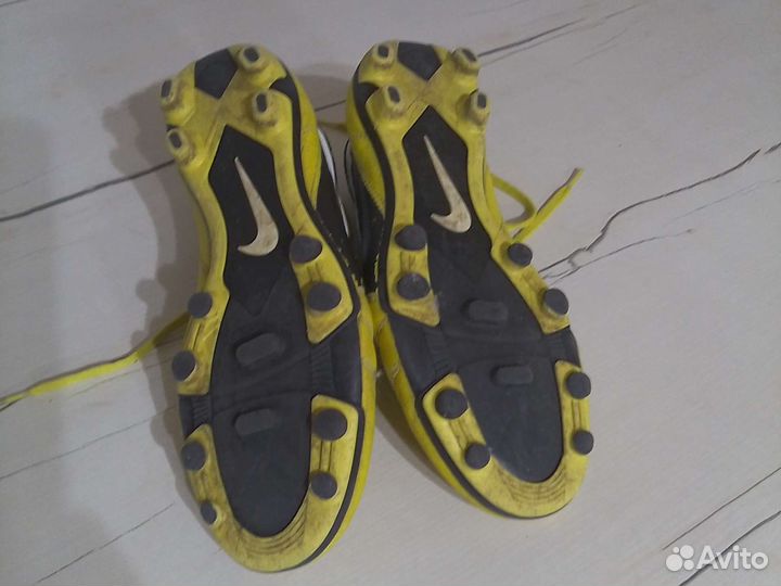 Футбольные бутсы nike