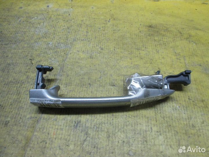 Ручка двери Toyota Noah AZR65G (Заднее)