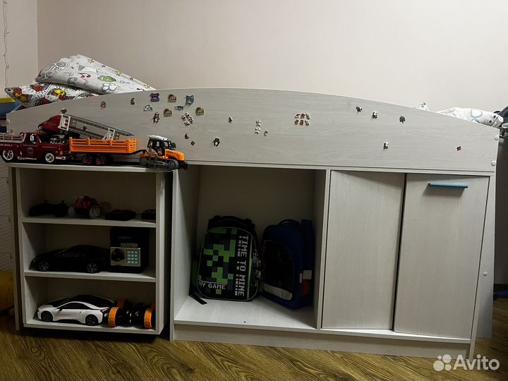 Детская кровать чердак со столом и шкафом