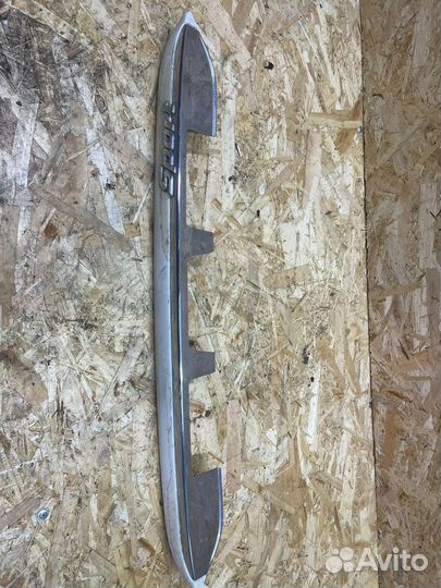 Задний молдинг крышки багажника Mitsubishi Pajero