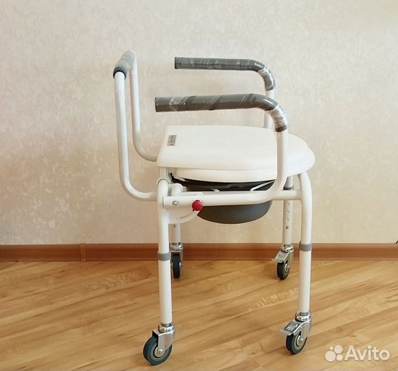 Стул-кресло санитарный на 4-х колёсах FS813