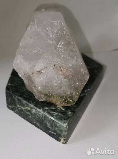 Кристалл из горного хрусталя на подставке