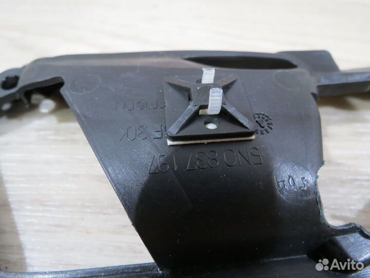 Кронштейн ручки передний левый Volkswagen Tiguan