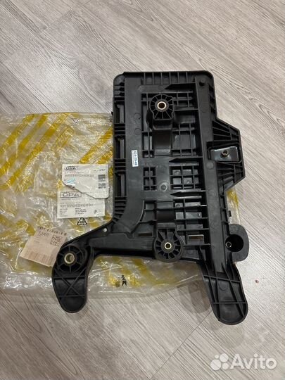 Кронштейн корпуса аккумулятора Volkswagen Tiguan