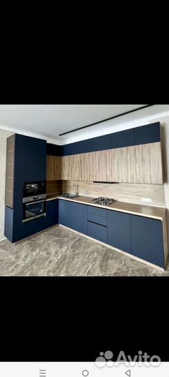 Кухня на заказ Полустровная в Потолок