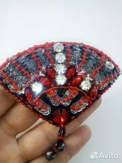 Брошь из бисера