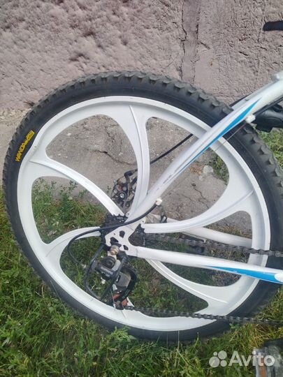 Велосипед на литых дисках BMW