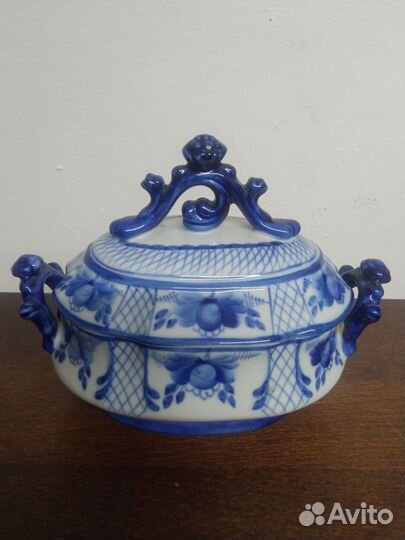 Конфетница с крышкой. Гжель