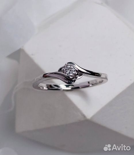 Золотое кольцо с бриллиантом 0,06 ct 585 пробы