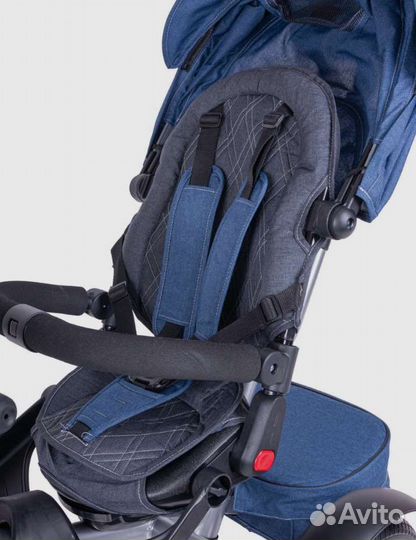 Велосипед поворачивается к маме и делается лежачим