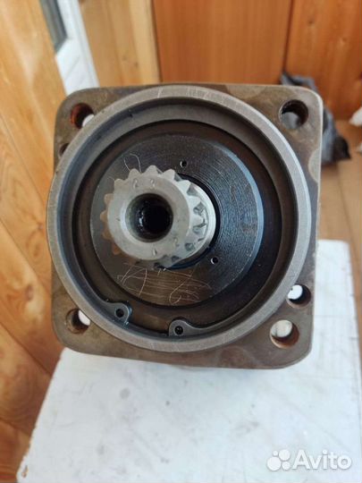 Гидромотор поворота башни крана