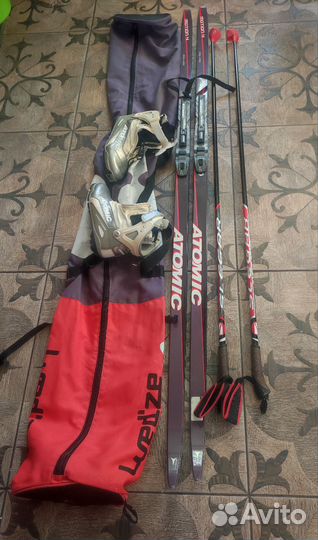 Беговые лыжи atomic + палки + ботинки + чехол