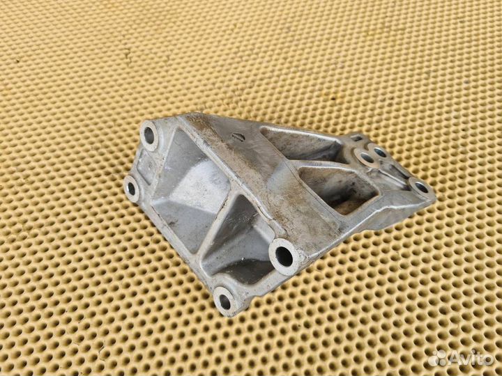 Кронштейн двигателя правый Infiniti Fx35 Fx37 Qx70