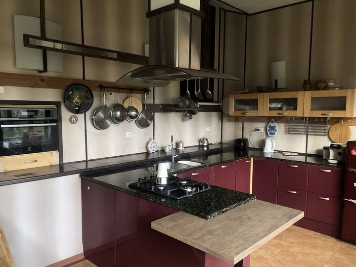 Дом 200 м² на участке 12 сот.